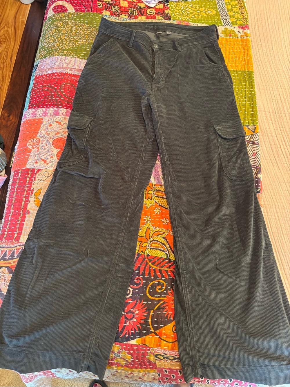 American Eagle stretch cargo corduroy pants